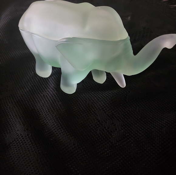 Frosted Jade Glass Elephant Trinket Box - Picture 2 of 3